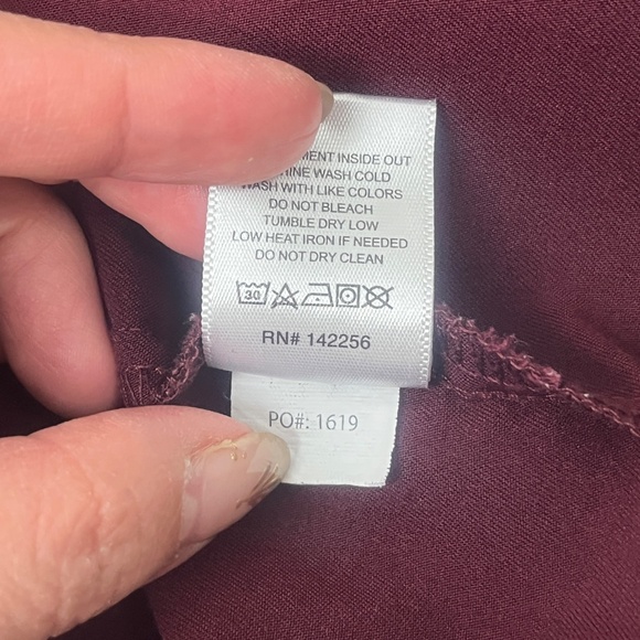 Figs Men’s Leon Three Pockets Scrub Top Sz XS Maroon Medical PO 1619 - Picture 7 of 9